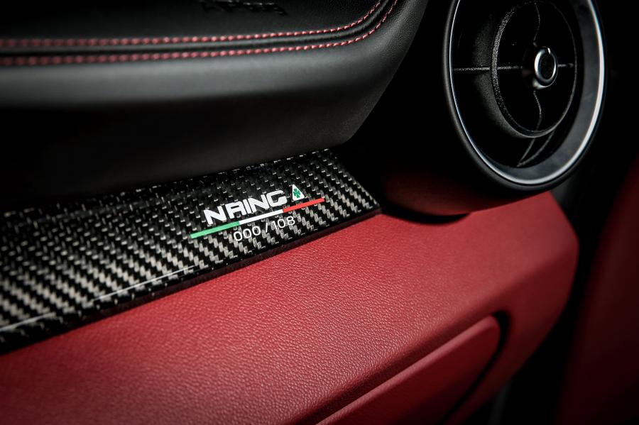 Детали интерьера Alfa Romeo Giulia Quadrifoglio NRING (952) 2018 года  (фото 12 из 21)